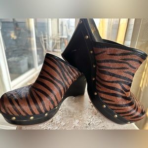 UGG Australia Marsalis Women’s Platform Wedge Tiger Clogs. Size 8